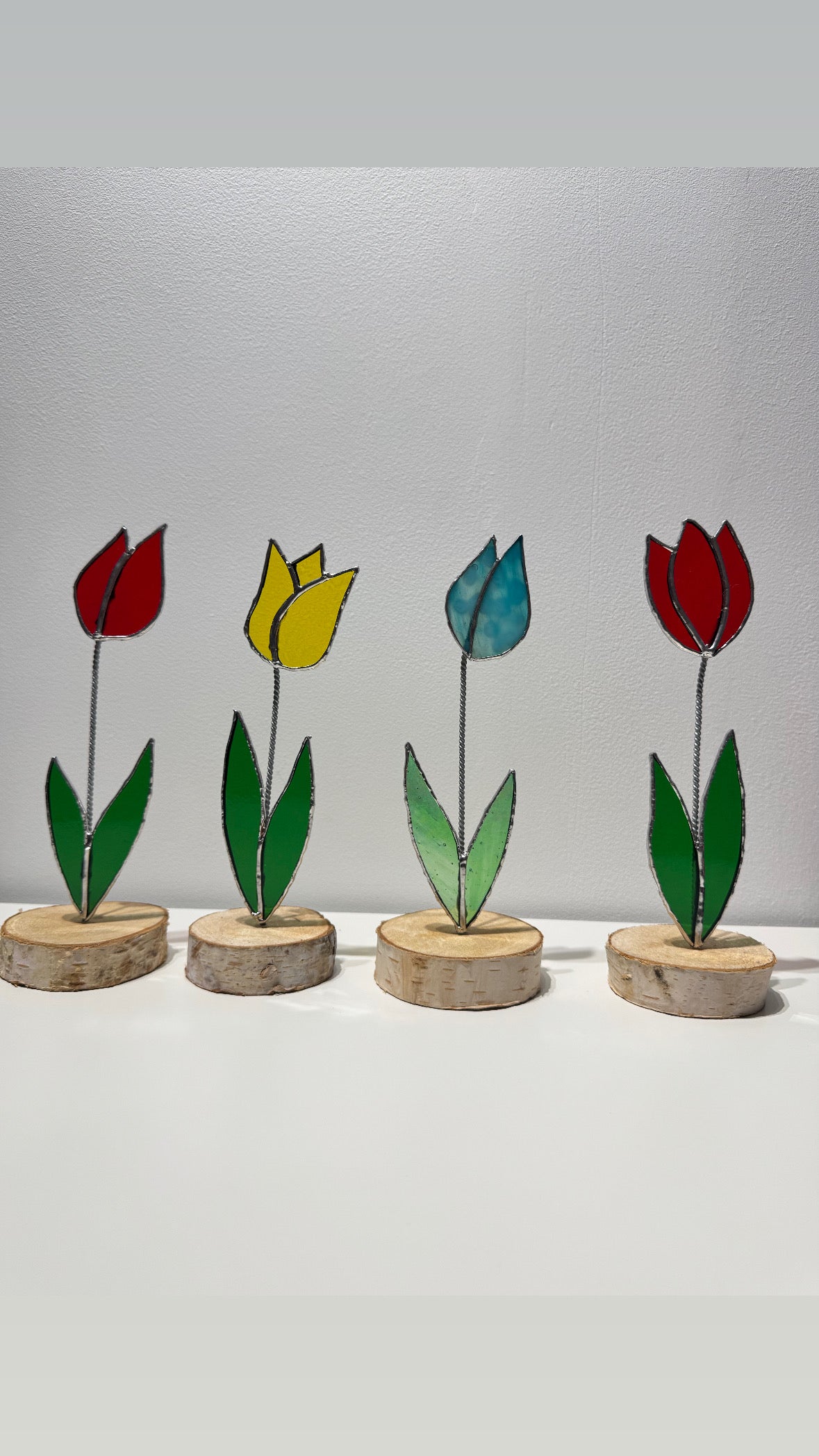 Tulp glas decoratie op hout - verschillende kleuren