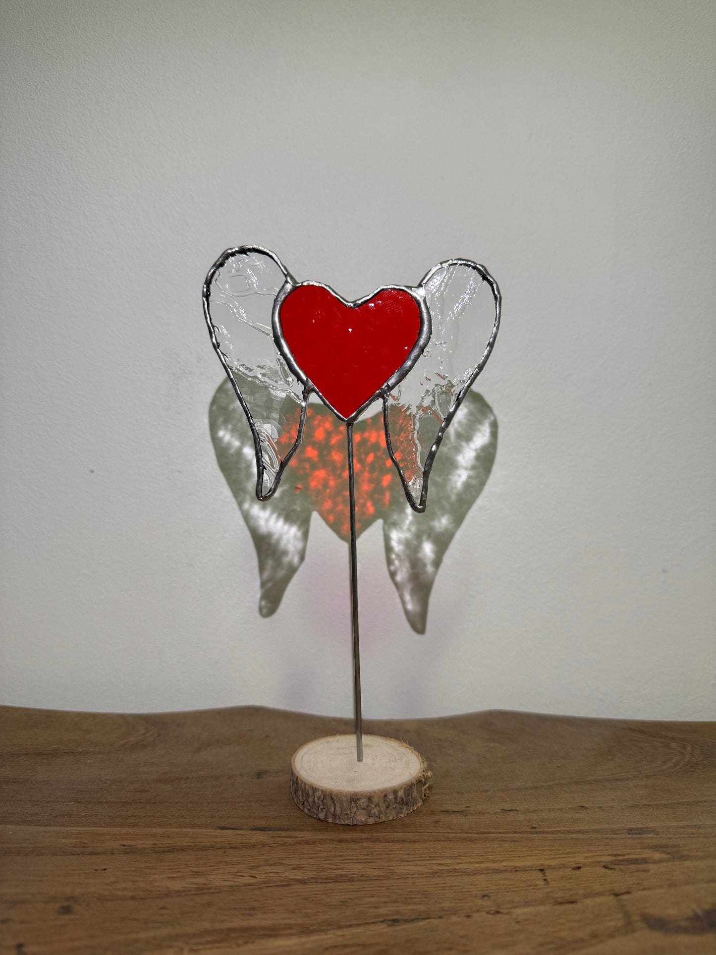 Glasdecoratie hartje met vleugels op hout