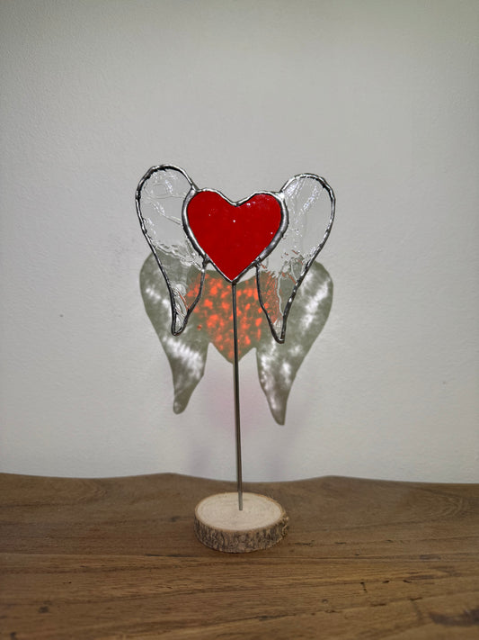 Glasdecoratie hartje met vleugels op hout