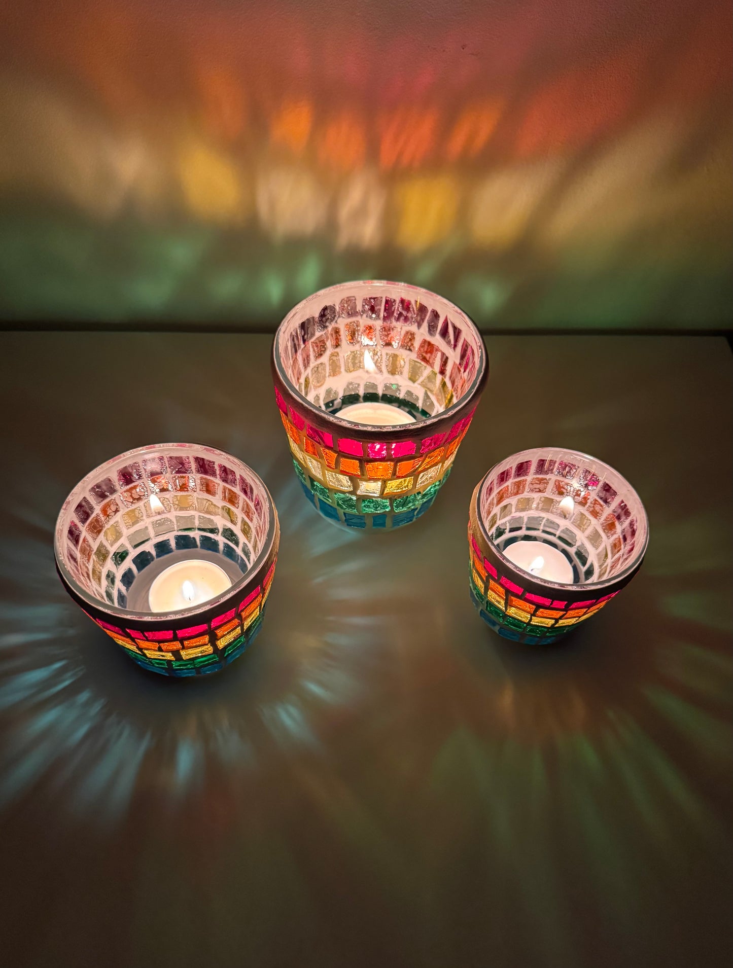 Set regenboog theelichtjes houders- glas mozaïek